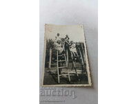 Fotografie Patru fete tinere pe un cadru de cățărat din lemn