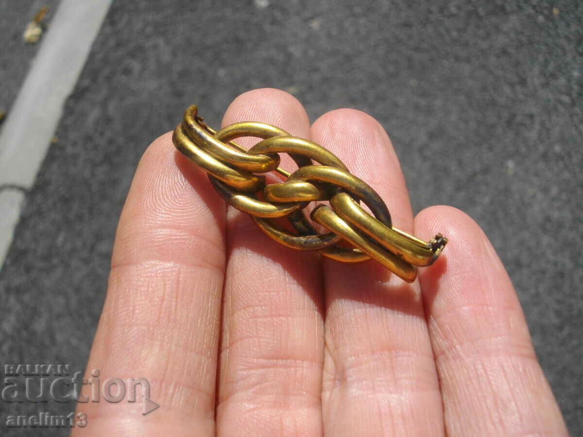 O broșă veche aurită