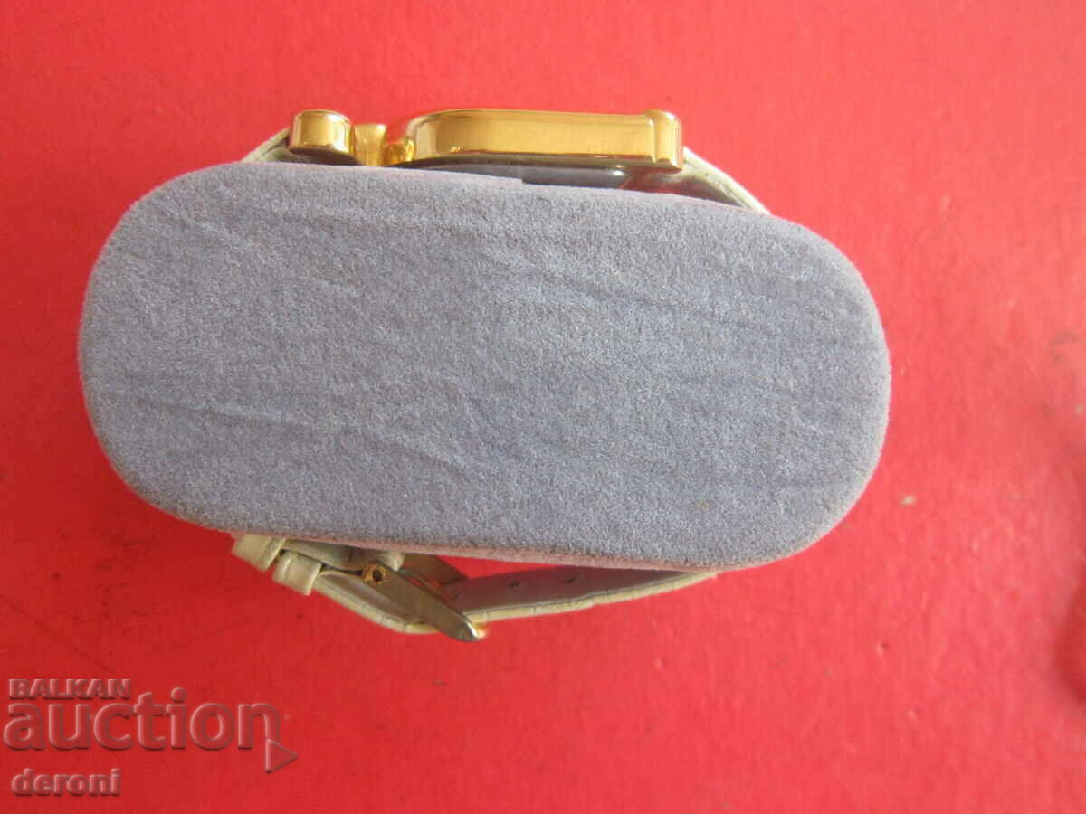 Auction Women's Caravelle Bulova Crystal Gold Watch Auction Women's Caravelle Bulova Crystal Gold Watch