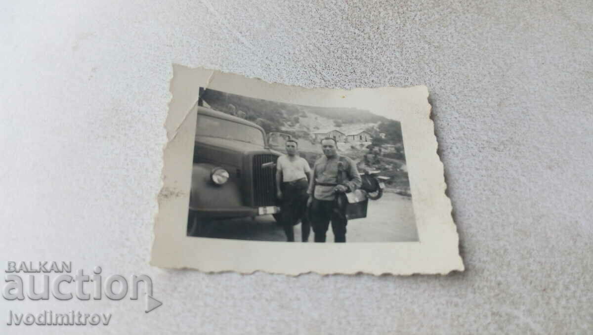 Κα Gyumurjina Δύο στρατιώτες μπροστά από ένα vintage στρατιωτικό φορτηγό OPEL