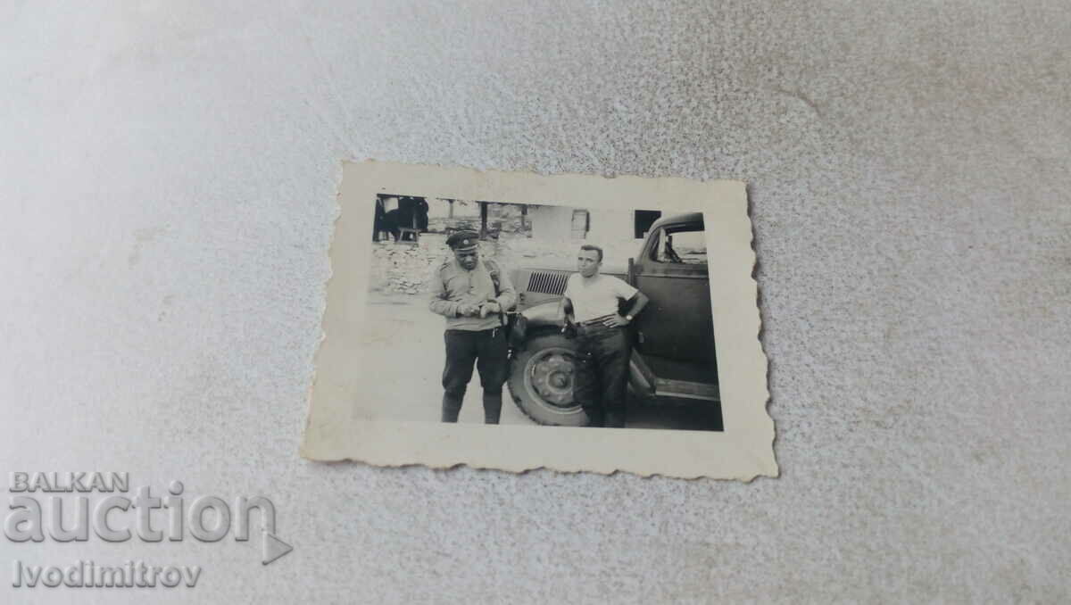 Φωτογραφία Gyumurjina Δύο στρατιώτες δίπλα σε ένα vintage στρατιωτικό φορτηγό OPEL