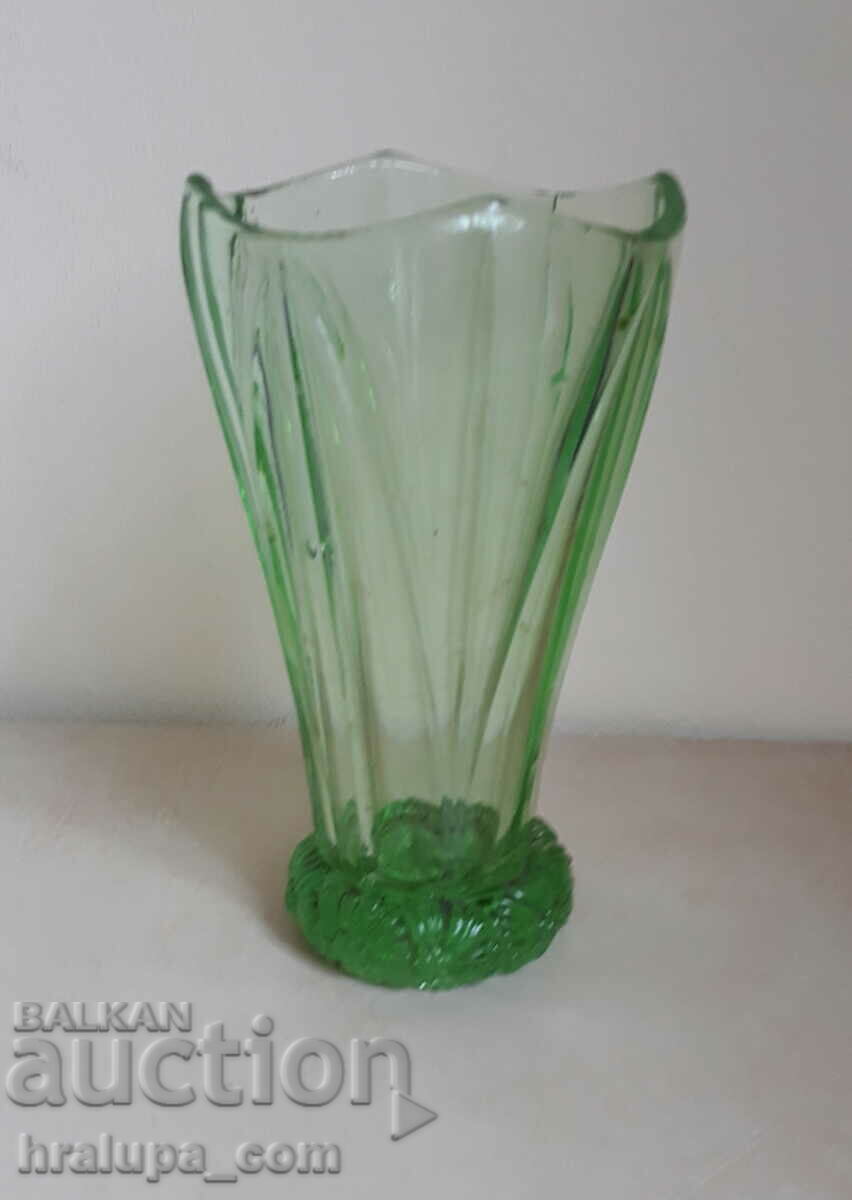 Стара стъклена ваза