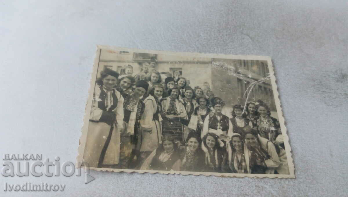 Снимка Младежи и девойки в народни носии 1942