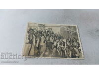 Снимка Младежи и девойки в народни носии 1942