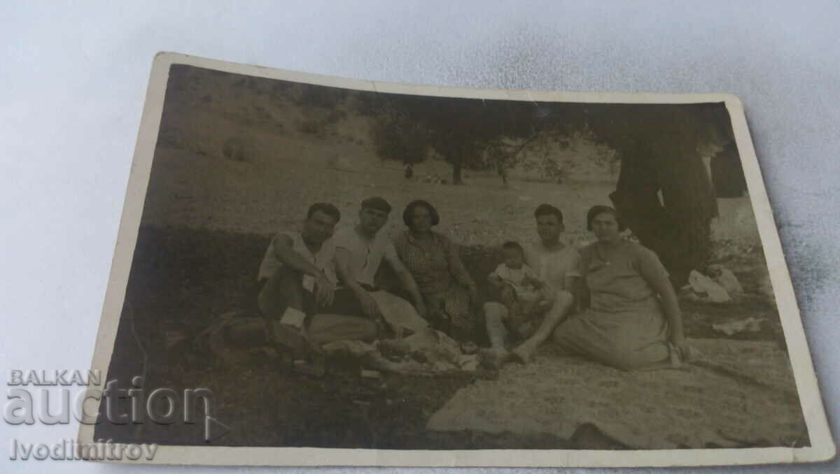 Fotografie Familia Lakatnika la un picnic pe pajiște 1931
