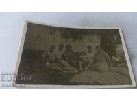 Fotografie Familia Lakatnika la un picnic pe pajiște 1931