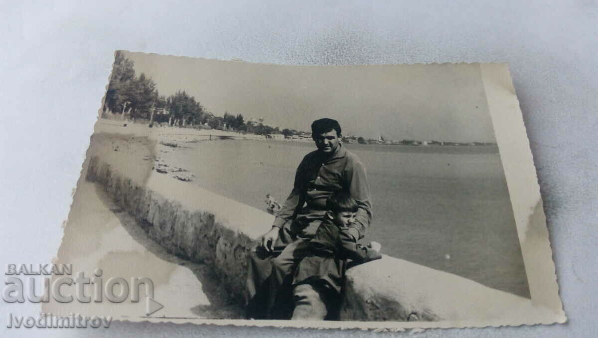 Foto Bărbat și băiat pe promenadă
