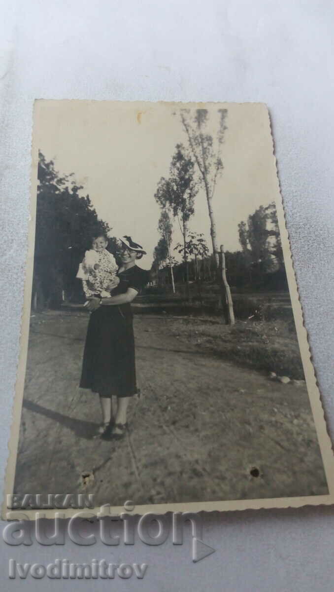 Снимка Жена с малко момченце в парка