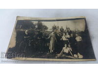 Imagine Bărbați, femei și copii lângă un cal negru înhamat
