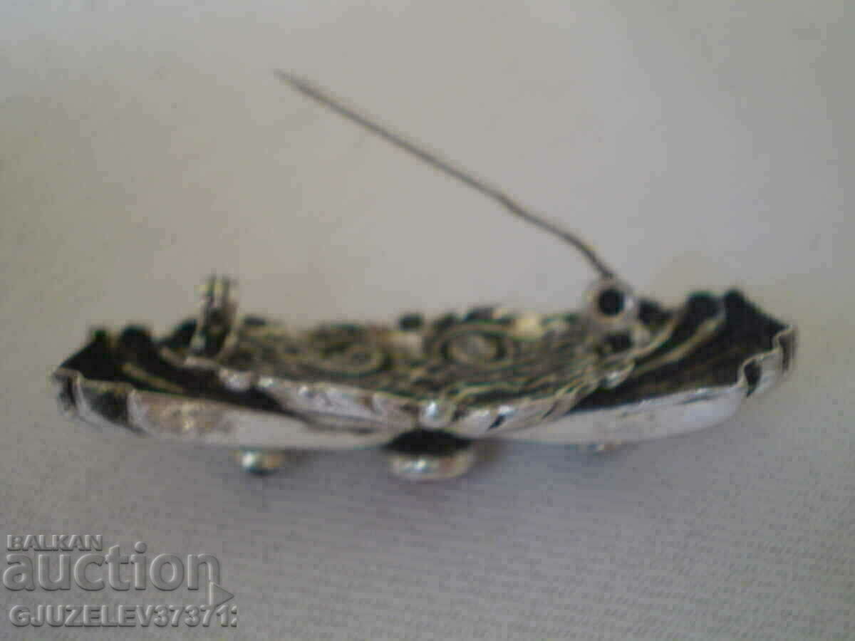 Auction a beautiful old brooch Auction a beautiful old brooch