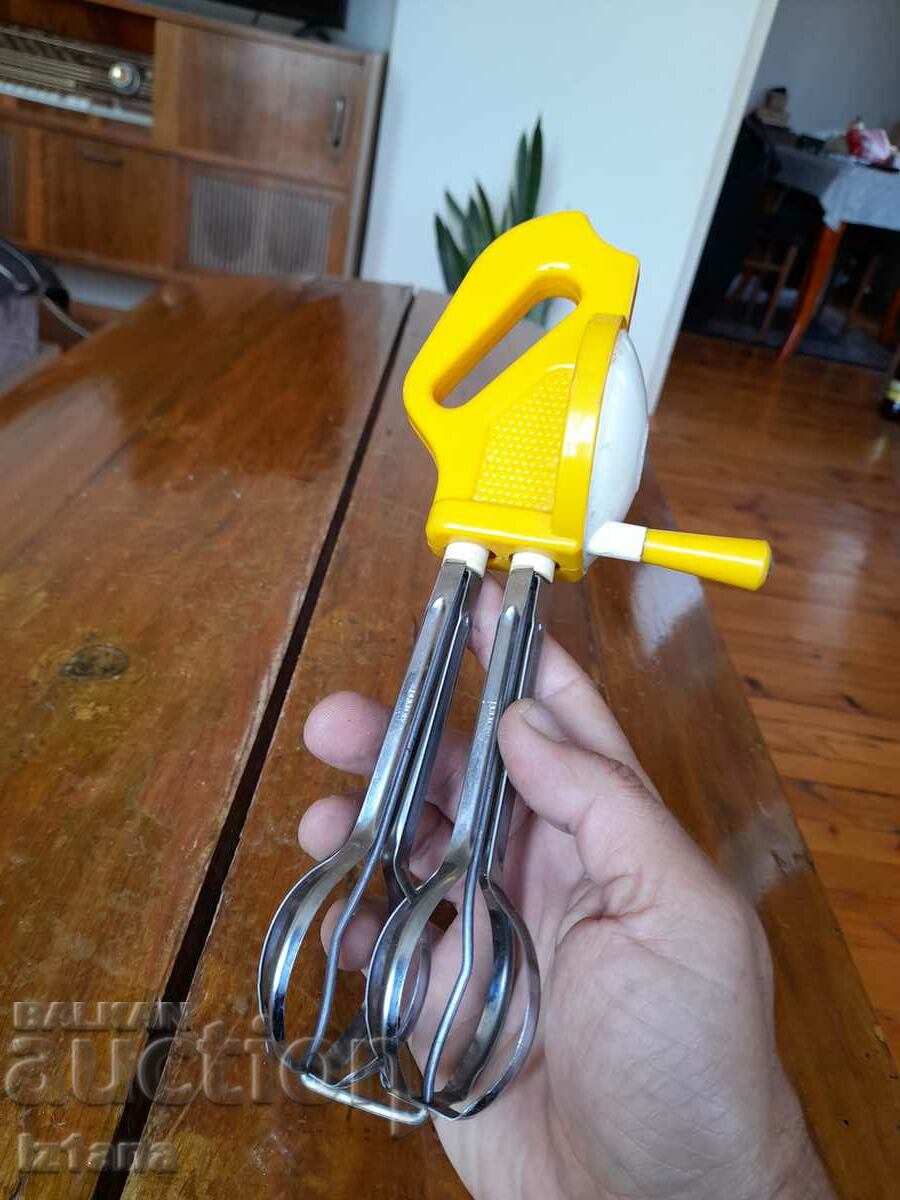 An old hand mixer with price 15.00 BGN | € 7.67 An old hand mixer with price 15.00 BGN | € 7.67