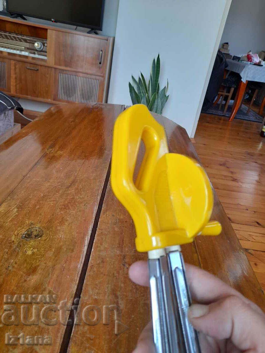 Auction An old hand mixer Auction An old hand mixer