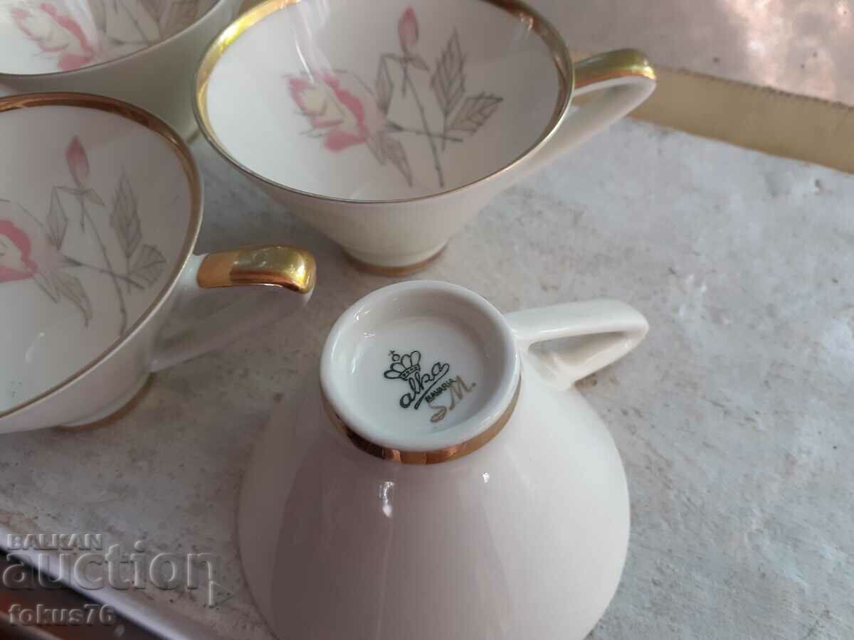 Παρτίδα 5 φλιτζάνια καφέ από πορσελάνη με επιχρυσωμένα σημάδια - 5 Παρτίδα 5 φλιτζάνια καφέ από πορσελάνη με επιχρυσωμένα σημάδια - 5