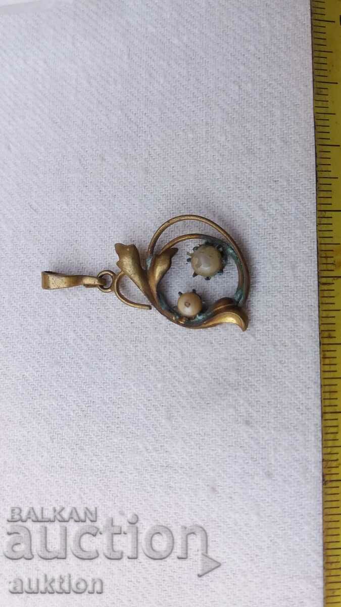 Delivery of MACHINE GOLD PLATED RENAISSANCE JEWELRY PENDANT Delivery of MACHINE GOLD PLATED RENAISSANCE JEWELRY PENDANT