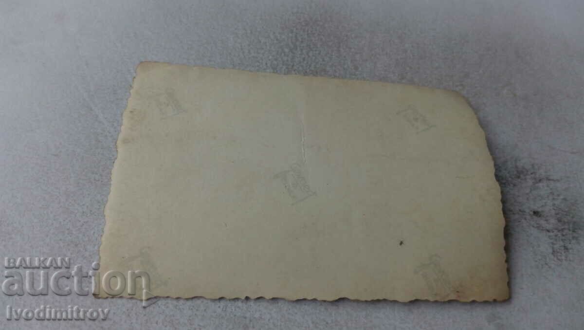 Φωτογραφία Νεαροί άνδρες σε ένα ξύλινο τραπέζι με τιμή 2.35 BGN | € 1.20