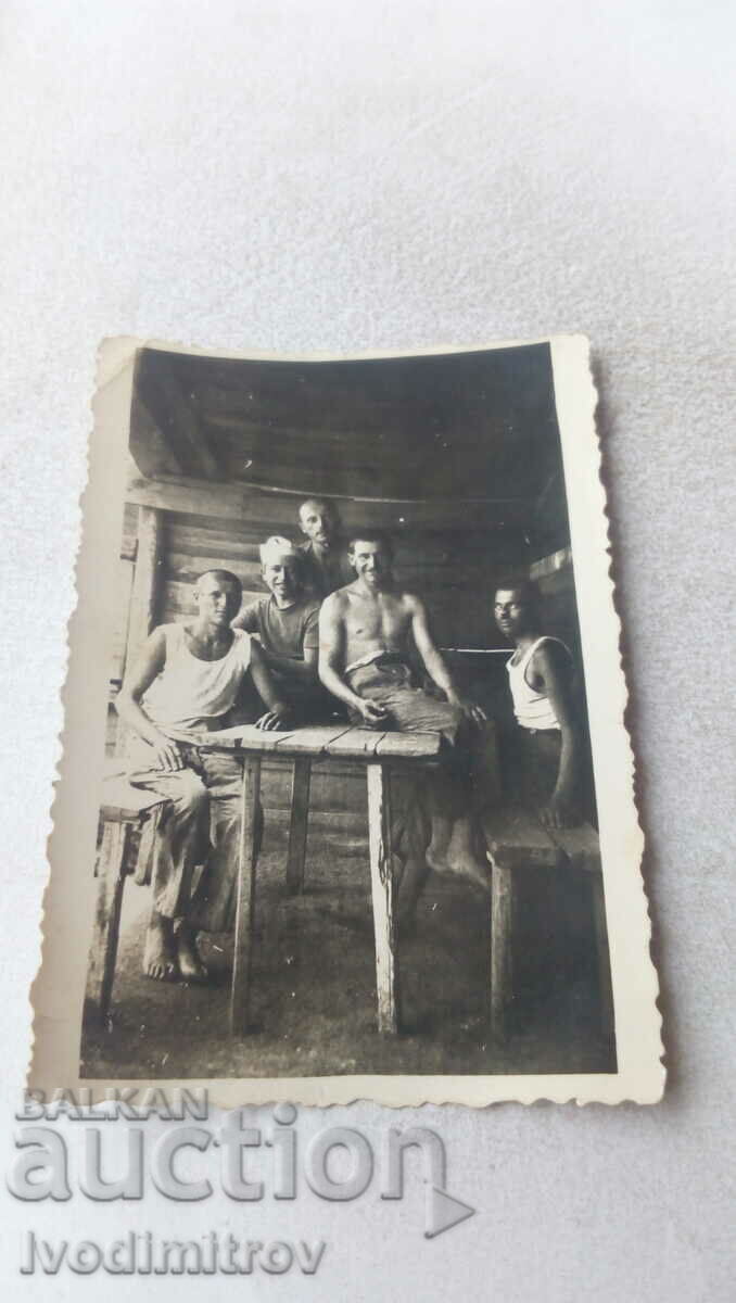 Photo Young men at a wooden table