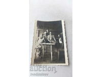 Φωτογραφία Νεαροί άνδρες σε ένα ξύλινο τραπέζι