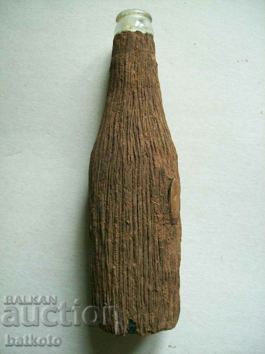 O sticlă veche interesantă O sticlă veche interesantă