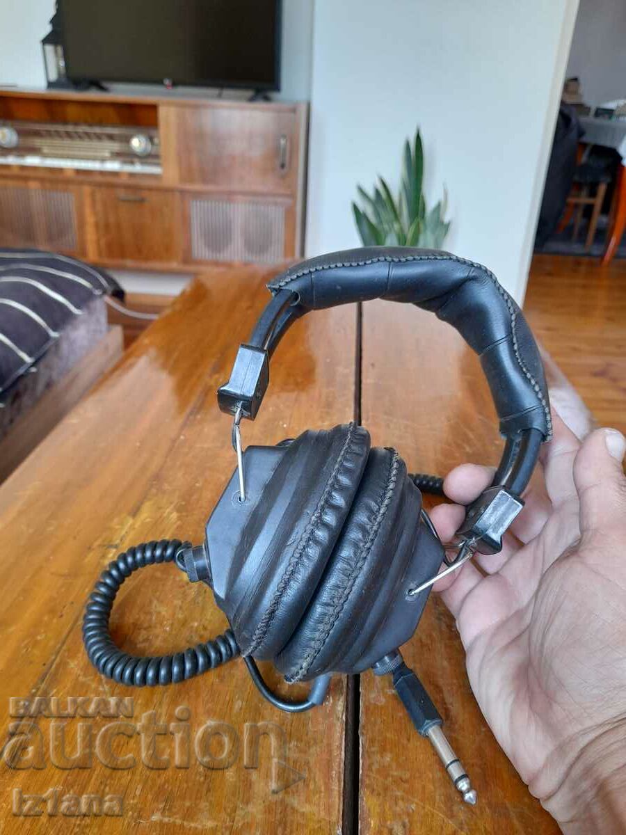 Old Levis headphones with price 40.00 BGN | € 20.45 Old Levis headphones with price 40.00 BGN | € 20.45