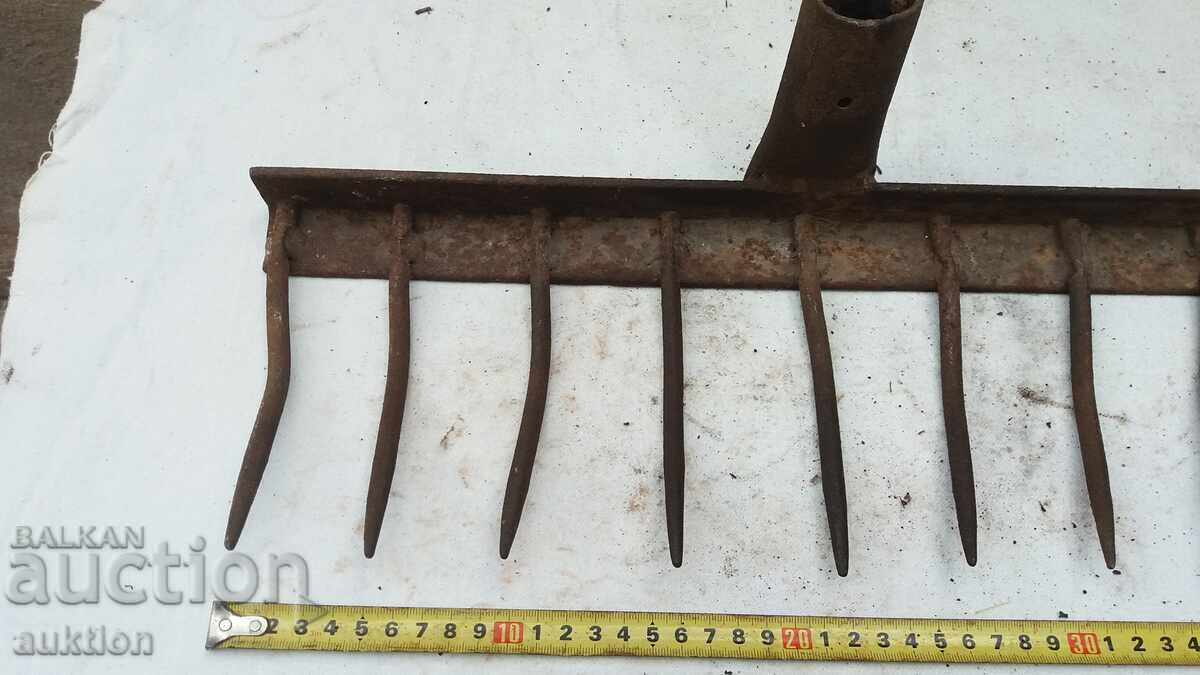 FORGED RIVETED YARD RAKE - EXCELLENT SOLID - 5 FORGED RIVETED YARD RAKE - EXCELLENT SOLID - 5