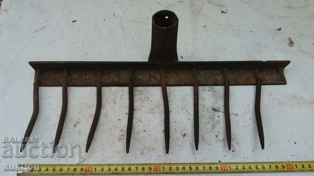 FORGED RIVETED YARD RAKE - EXCELLENT SOLID - 6 FORGED RIVETED YARD RAKE - EXCELLENT SOLID - 6