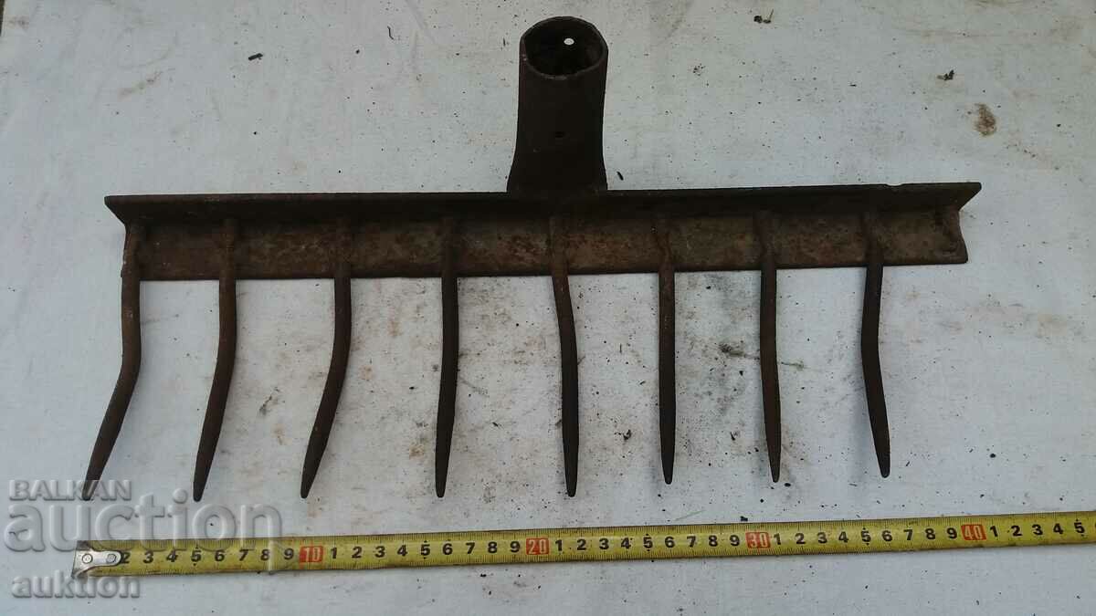 FORGED RIVETED YARD RAKE - EXCELLENT SOLID - 7 FORGED RIVETED YARD RAKE - EXCELLENT SOLID - 7