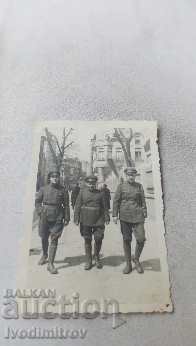Photo Sofia Three soldiers on a walk