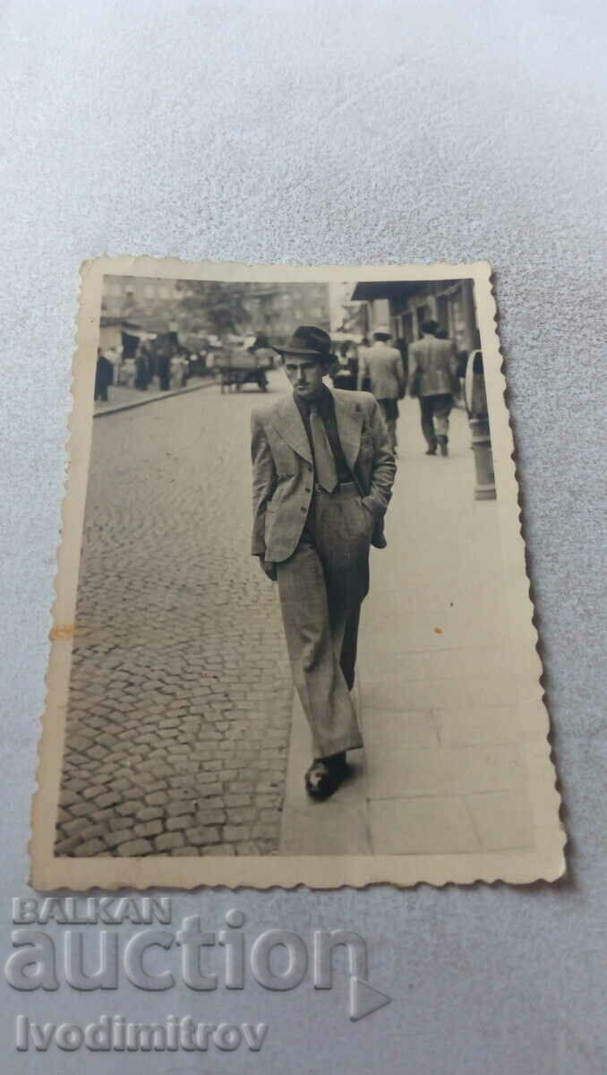 Φωτογραφία Σοφία Ένας άντρας με κοστούμι σε μια βόλτα