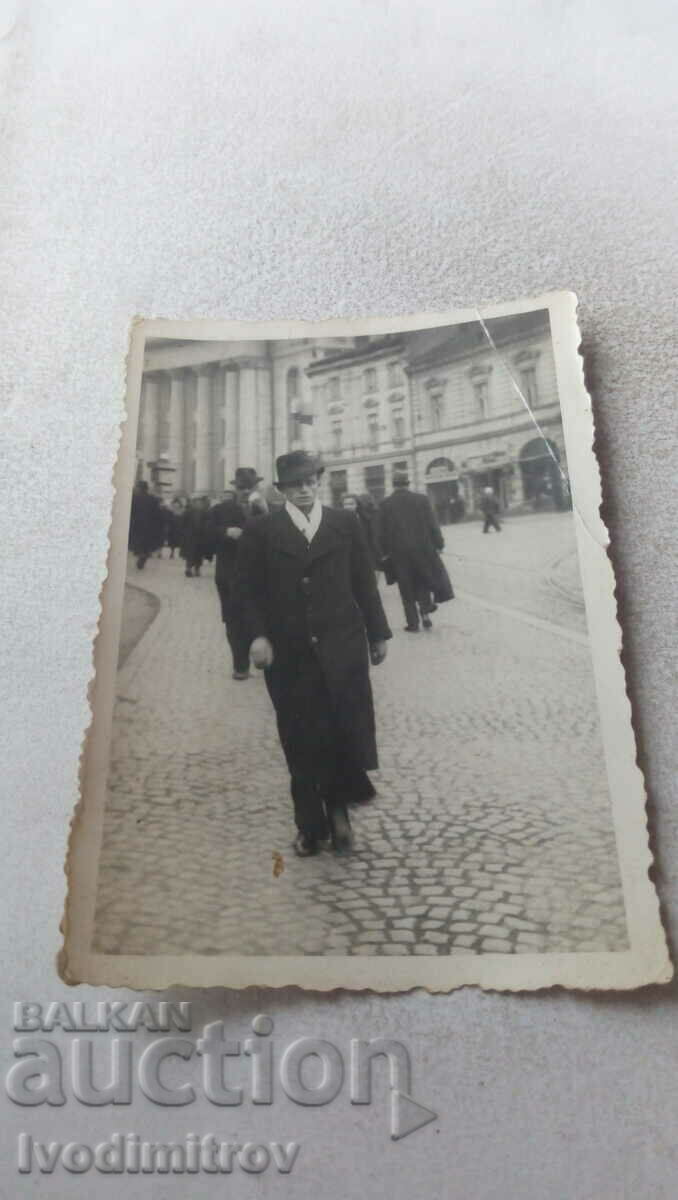 Снимка София Мъж в зимно палто на площад Света Неделя