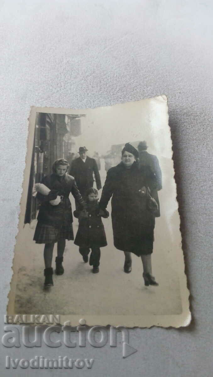 Φωτογραφία Σοφία Μια γυναίκα και δύο κορίτσια σε μια βόλτα