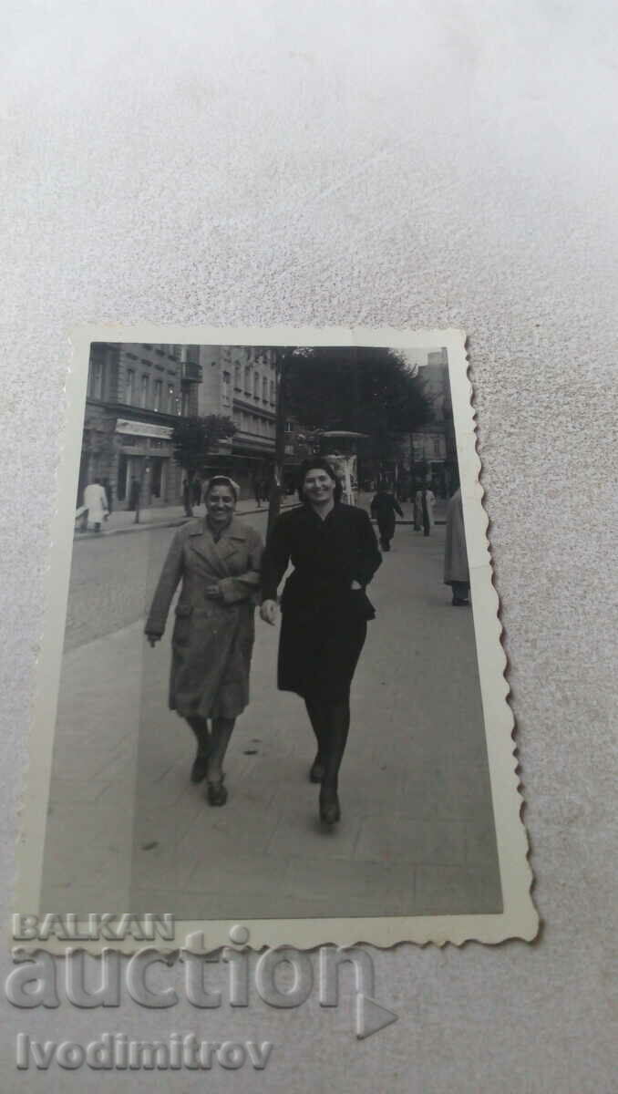 Photo Sofia Two women on a walk