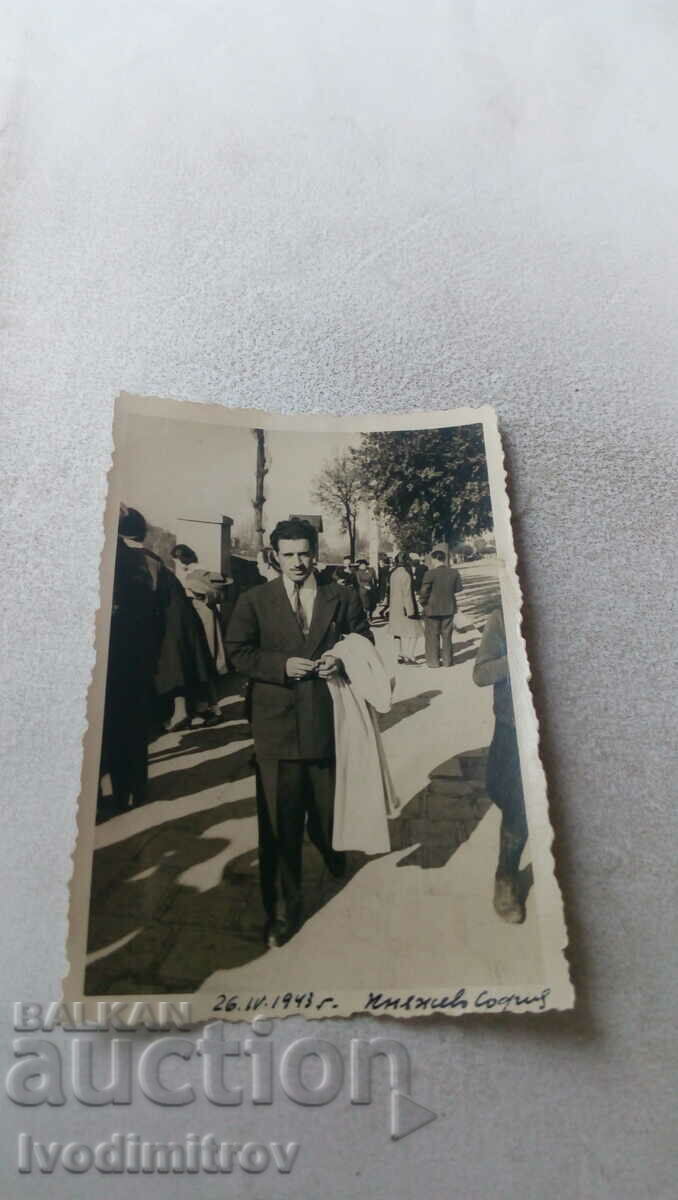 Φωτογραφία Sofia Kniazhevo Ένας άντρας σε έναν περίπατο 1943