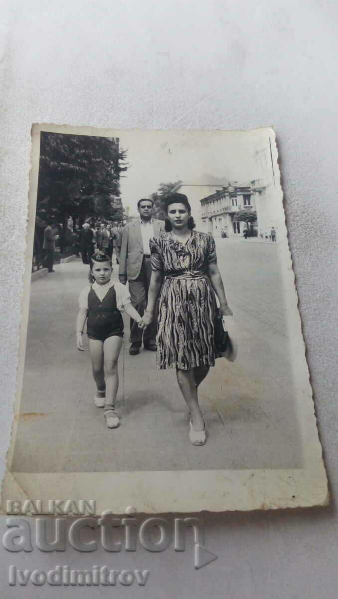 Снимка София Жена и малко момиче на бул. Царъ Освободителъ