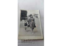 Φωτογραφία Σοφία Μια γυναίκα και ένα κοριτσάκι στη λεωφόρο Tsar Osvoboditel Blvd