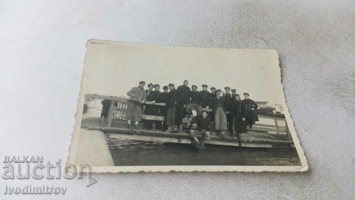 Снимка Ломъ Младежи на пристанището 1937 - 1937