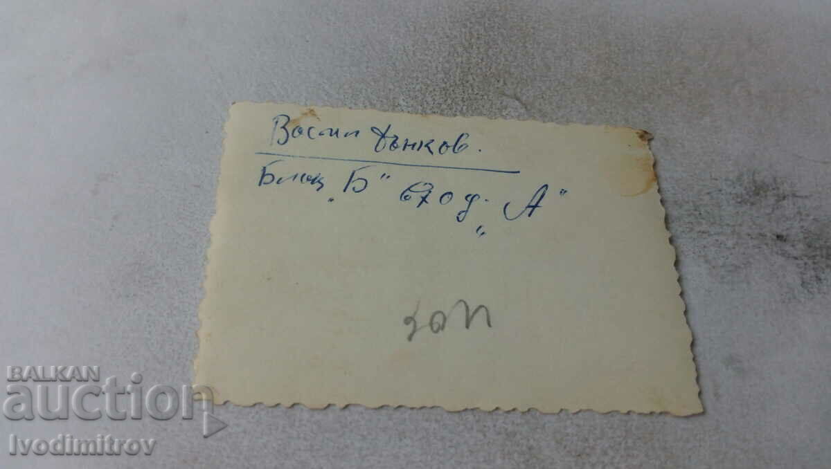 Φωτογραφία Ένα αγόρι και ένα μικρό σκυλί σε μια ξύλινη καρέκλα με τιμή 2.35 BGN | € 1.20 Φωτογραφία Ένα αγόρι και ένα μικρό σκυλί σε μια ξύλινη καρέκλα με τιμή 2.35 BGN | € 1.20