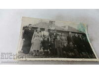 Φωτογραφία Άνδρες, γυναίκες και παιδιά μπροστά σε ένα νεόκτιστο σπίτι