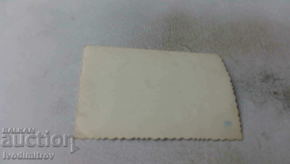 Φωτογραφία Νέοι σε στύλο ηλεκτρικού καλωδίου με τιμή 1.35 BGN | € 0.69 Φωτογραφία Νέοι σε στύλο ηλεκτρικού καλωδίου με τιμή 1.35 BGN | € 0.69