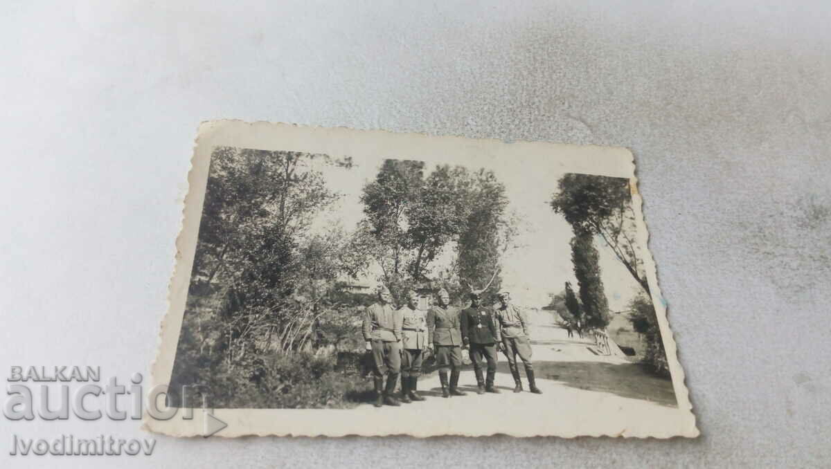 Снимка Двама офицери и двама войници покрай дървен мост