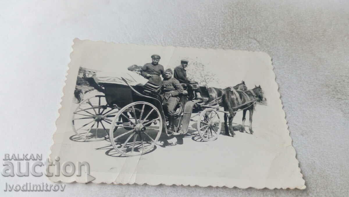 Φωτογραφία αξιωματικός και στρατιώτες με άμαξα
