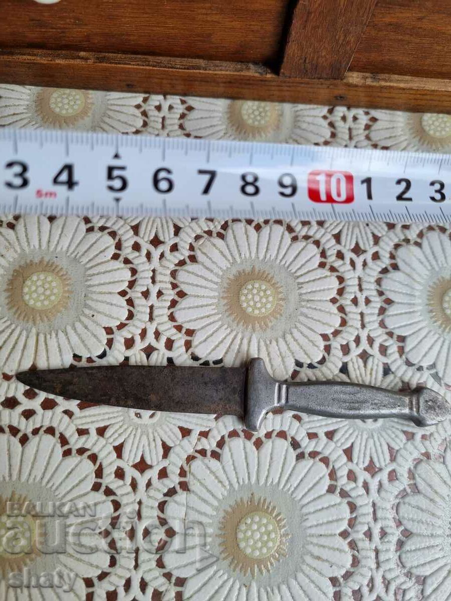 A small knife. A small dagger with price 20.00 BGN | € 10.23 A small knife. A small dagger with price 20.00 BGN | € 10.23