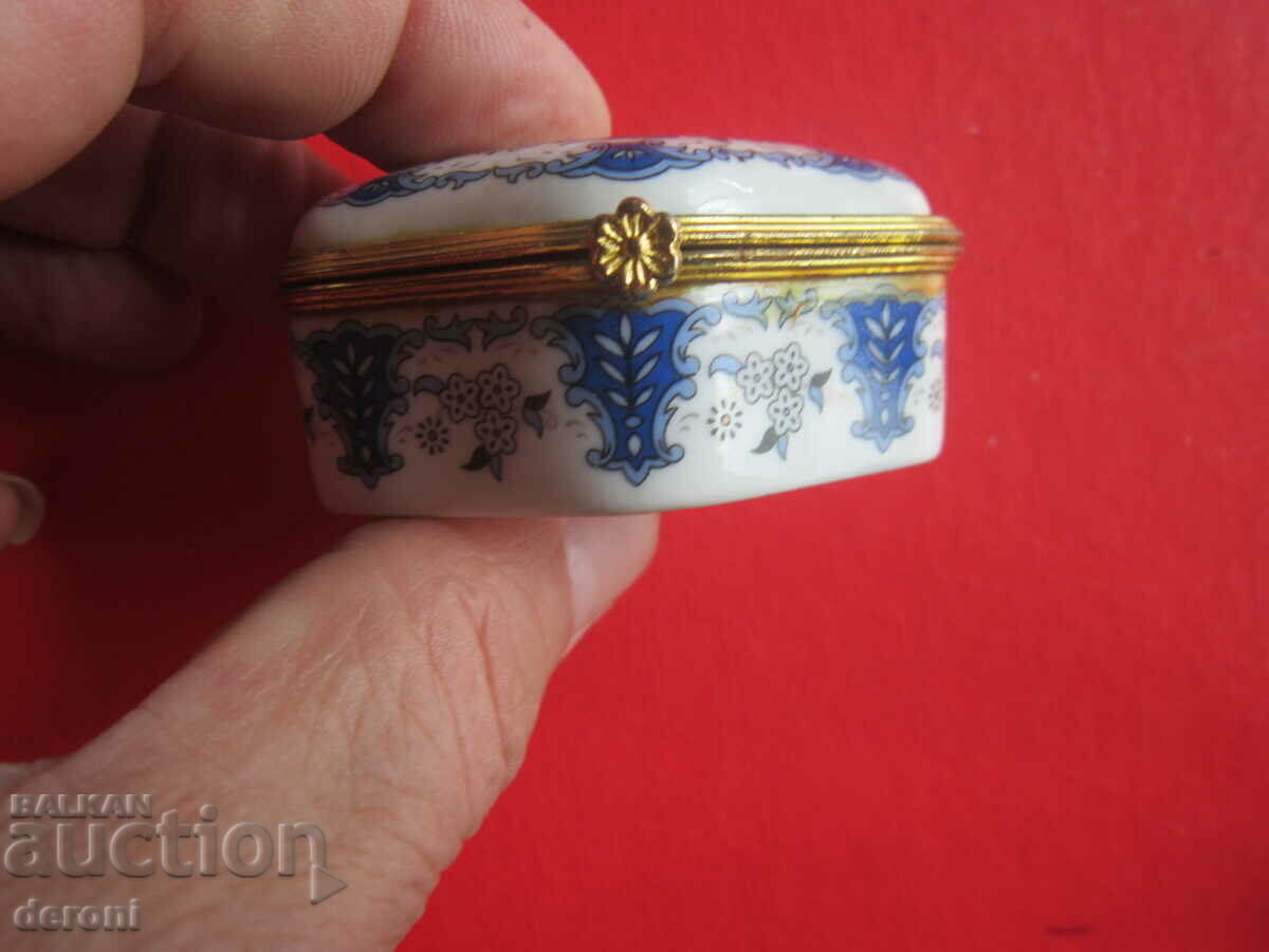 Auction  Amazing Porcelain Pill Box Jewelry 1