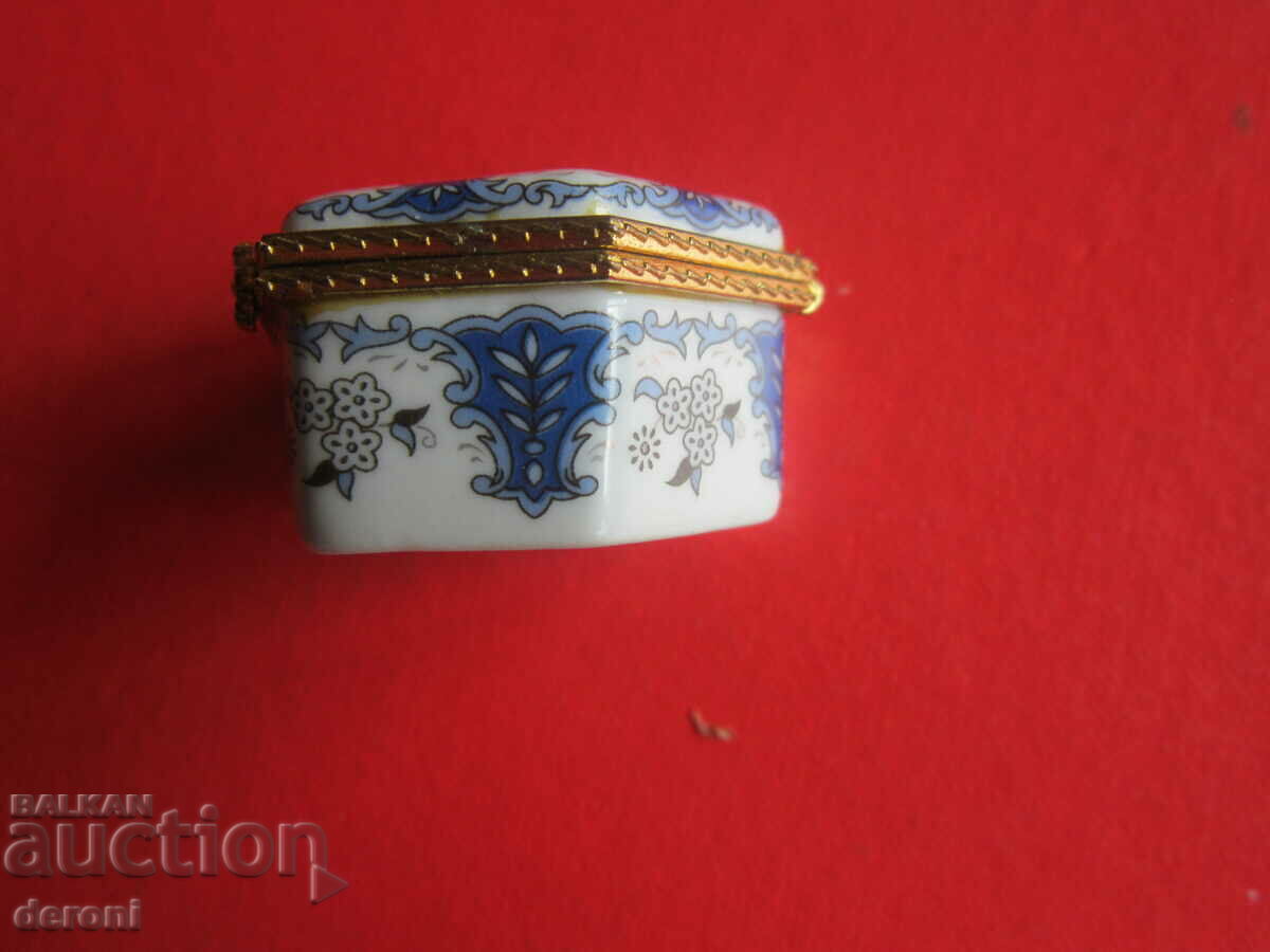 Καταπληκτικά κοσμήματα από Porcelain Pill Box 2 με τιμή 35.00 BGN | € 17.90 Καταπληκτικά κοσμήματα από Porcelain Pill Box 2 με τιμή 35.00 BGN | € 17.90