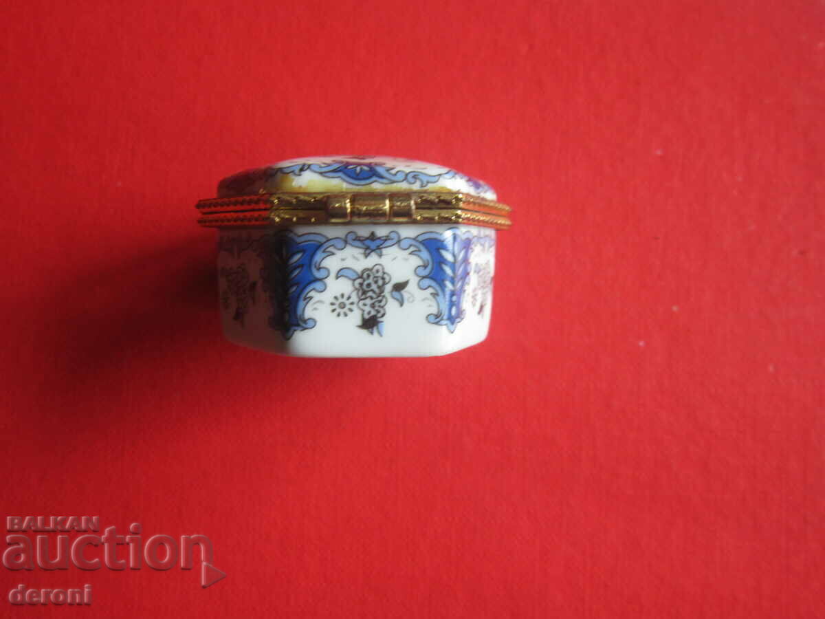 Δημοπρασία Καταπληκτικά κοσμήματα από Porcelain Pill Box 2 Δημοπρασία Καταπληκτικά κοσμήματα από Porcelain Pill Box 2