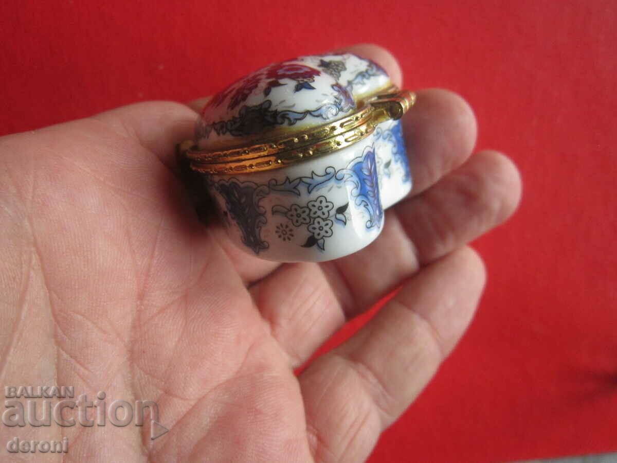 Auction Amazing Porcelain Pill Box Jewelry 4 Auction Amazing Porcelain Pill Box Jewelry 4