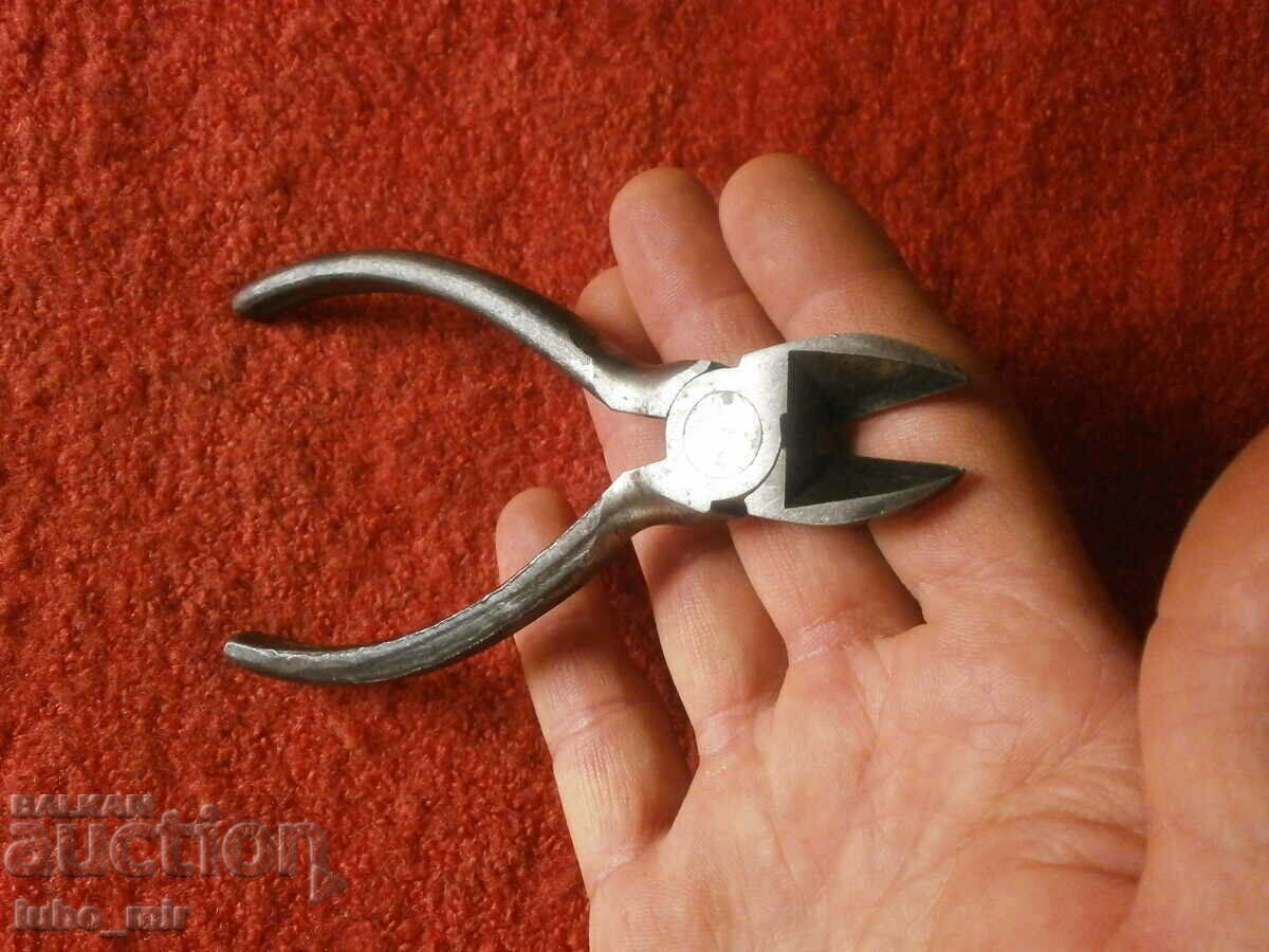 OLD SMALL Pliers - CUTTERS with price 7.00 BGN | € 3.58 OLD SMALL Pliers - CUTTERS with price 7.00 BGN | € 3.58