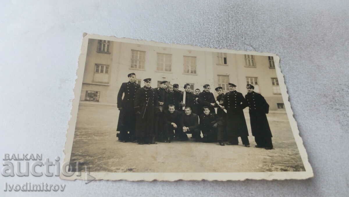 Foto Elevii în curtea școlii 1936