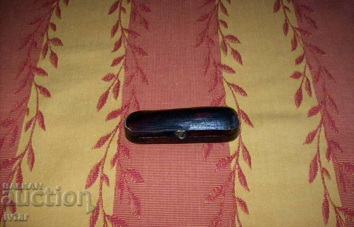 Auction Amber cigarette with case Auction Amber cigarette with case