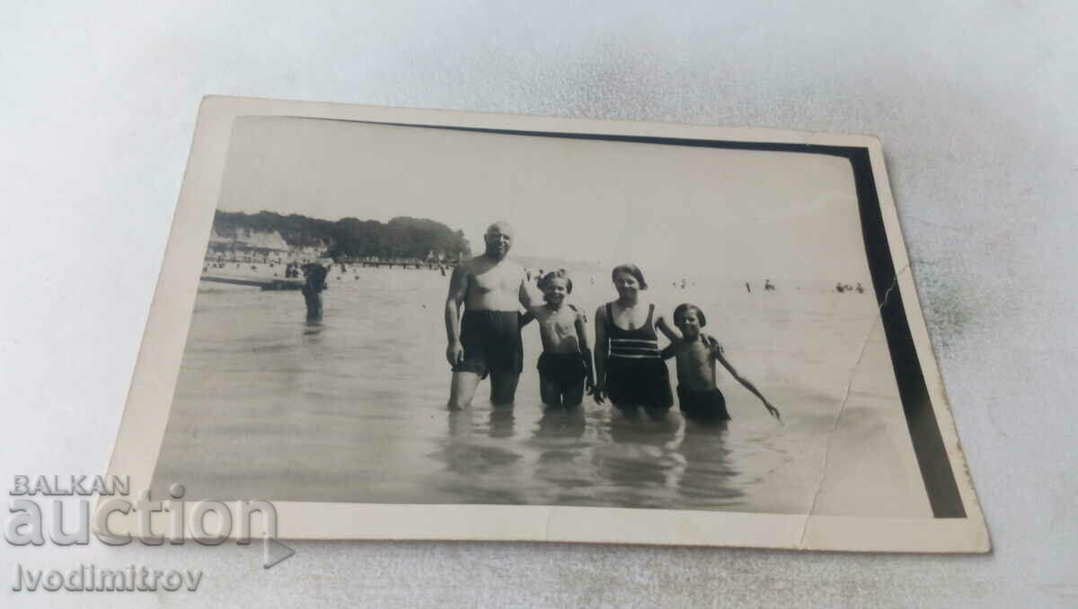Fotografie Bărbat femeie și doi copii în mare