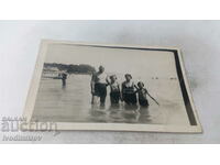 Φωτογραφία Άνδρας γυναίκα και δύο παιδιά στη θάλασσα